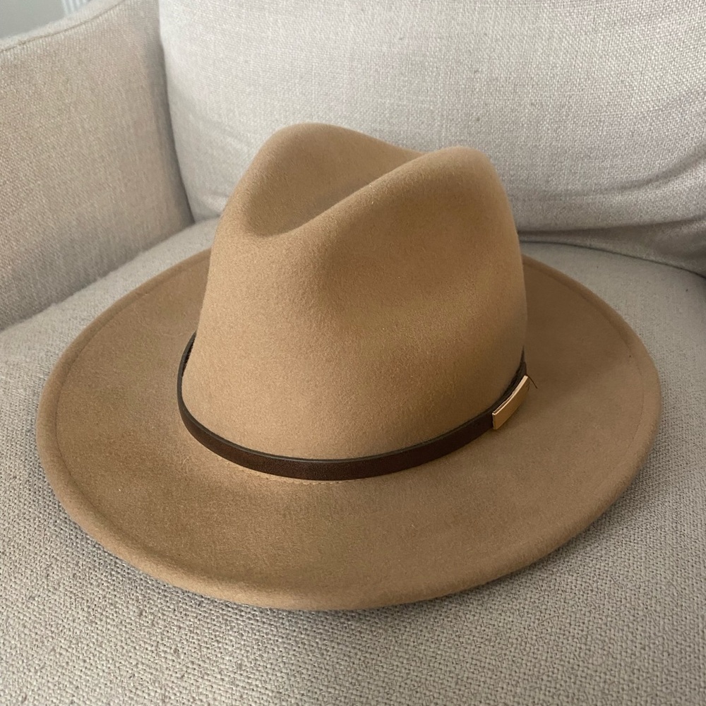 Super cute brown hat!